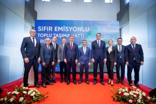 Türkiye’de Bir İlk İzmir’de Kadın Şoförlerin Kullandığı Otobüsler Enerjisini Rüzgâr ve Güneşten Alıyor 