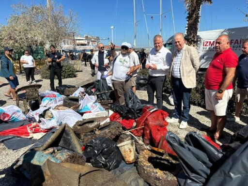 Uluslararası Kıyı Temizleme Günü kapsamında Urla'da düzenlenen etkinlikte, TURMEPA ve