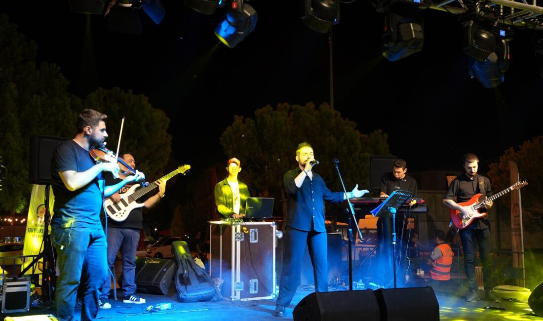DJ Serdar Baykal ve Dar Sokak Grubu KYK Amfi Park’ı Coşturdu: Denizli’de Ritmin ve Eğlencenin Buluşma Noktası Denizli Büyükşehir Belediyesi Gençlik Meclisi, yeni akademik yıla özel KYK