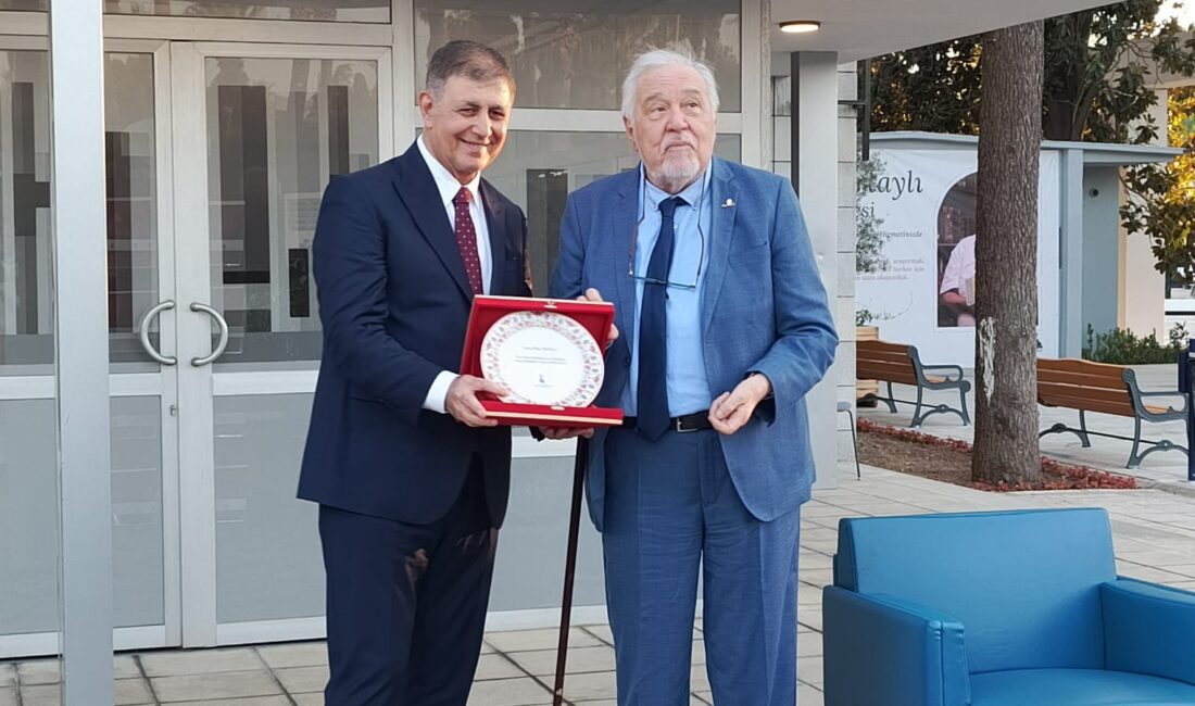 Tarihçi Prof. Dr. İlber Ortaylı’nın adını taşıyan İzmir’in yeni kütüphanesi