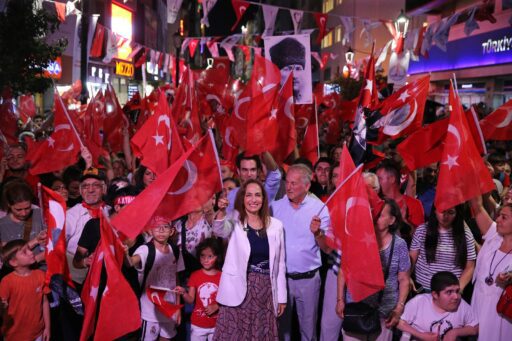 Yılmaz Özdil ve Korcan Karar Karşıyaka’da!