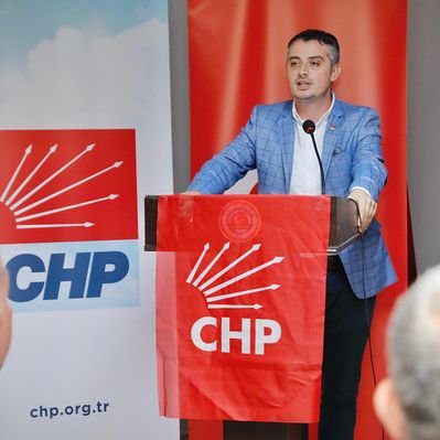 Bornova'da Şok İddia: İlçe Başkanı ve İl Başkan Yardımcısı 'İş ve Meclis Üyeliği' Vaadiyle Dolandırıcılıkla Suçlanıyor!