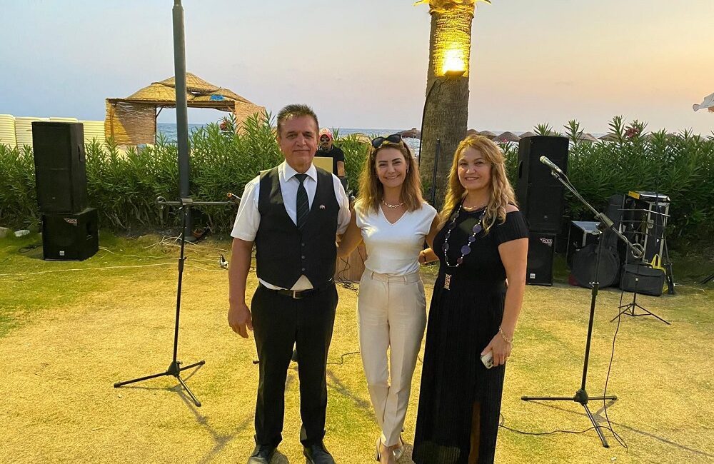  Menderes'in sanatçı Muhtarı Bahar Bilecen, eşi ve Nisa Tiritoğlu