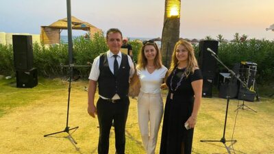  Menderes'in sanatçı Muhtarı Bahar Bilecen, eşi ve Nisa Tiritoğlu