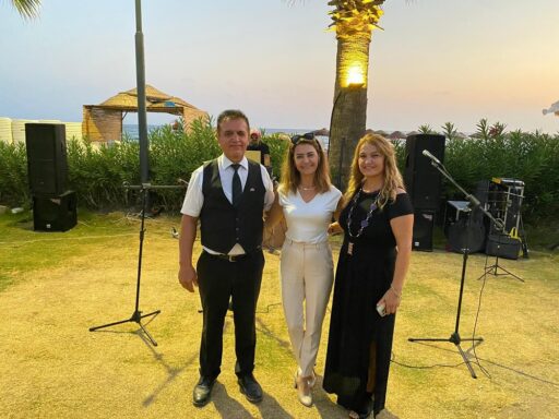  Menderes'in sanatçı Muhtarı Bahar Bilecen, eşi ve Nisa Tiritoğlu