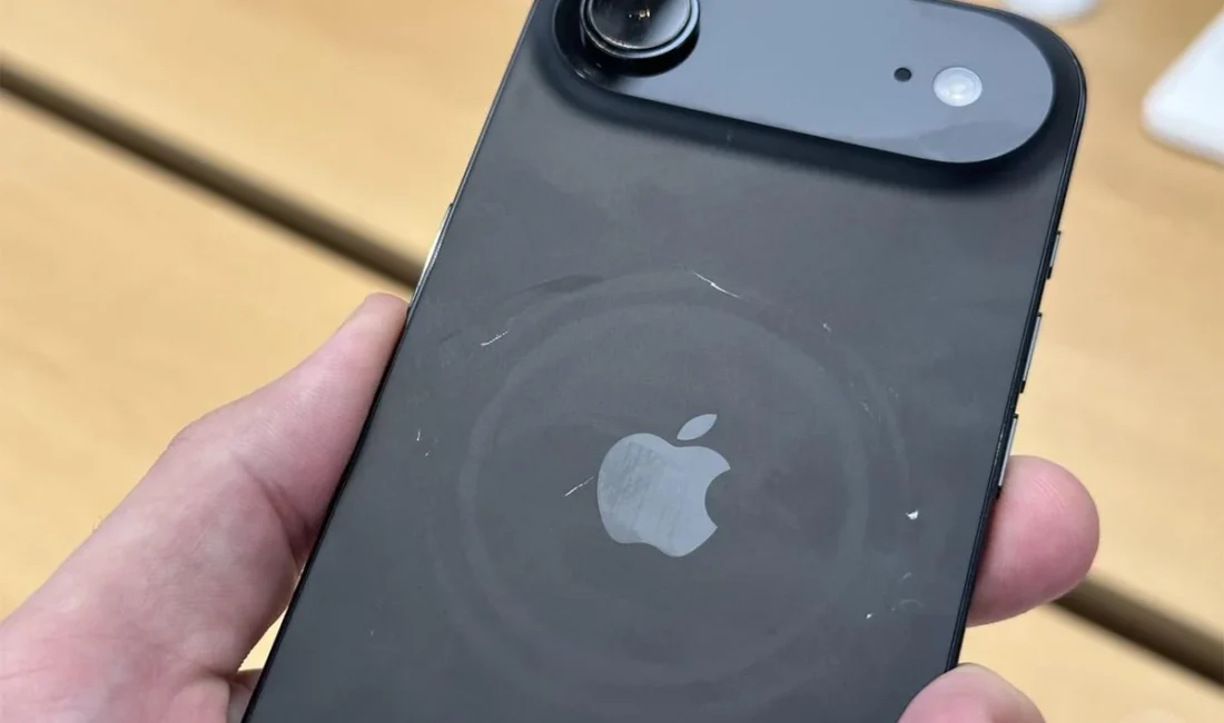 iPhone 17 Pro’da “Scratchgate” Krizi: Kullanıcılar İsyan Etti Apple'ın yeni iPhone 17 Pro modelleri, piyasaya çıktıktan sadece dört