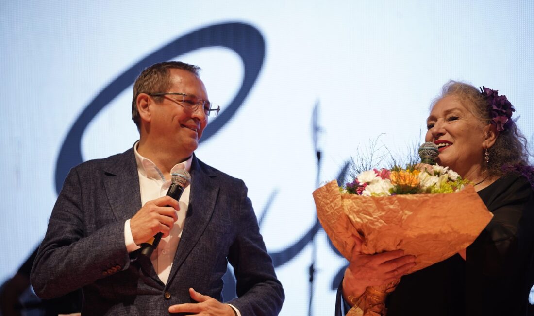 Zeytin Kokusu ve Müzik Buluşuyor: 20. Uluslararası Ayvalık Festivali ile Kent, 3 Gün Boyunca Neşe ve Hareketle Dolacak Ayvalık, 16–19 Ekim tarihleri arasında 20. Zeytin Hasat Festivali’ne hazırlanıyor.