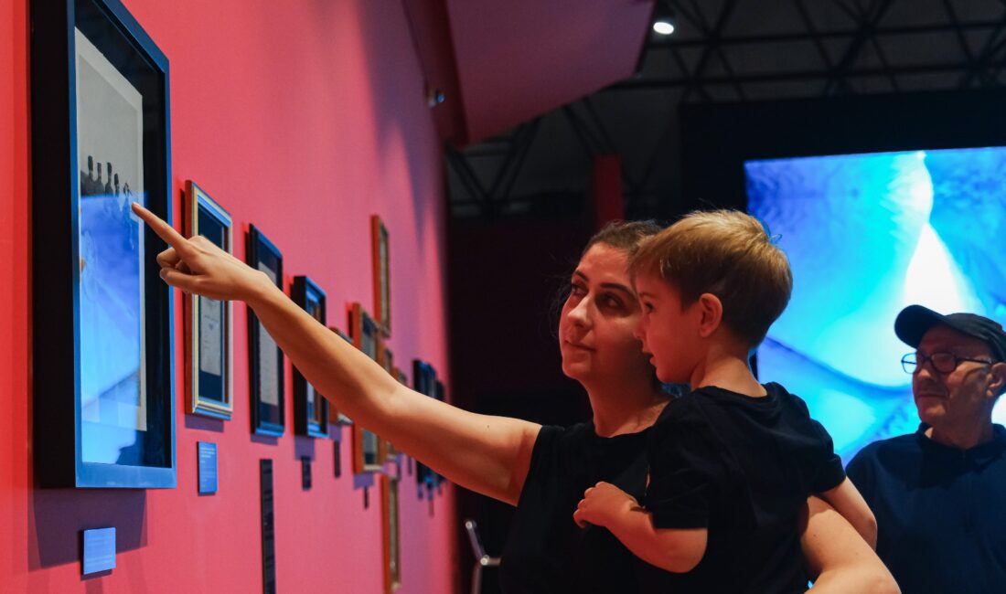 Refik Anadol’un yapay zeka eserleri “Şifanın Algısı” ve “Makine Rüyaları: