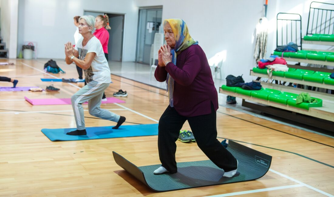 Karşıyaka Belediyesi, sabah sporu etkinliklerini kış döneminde spor salonlarında sürdürüyor.
