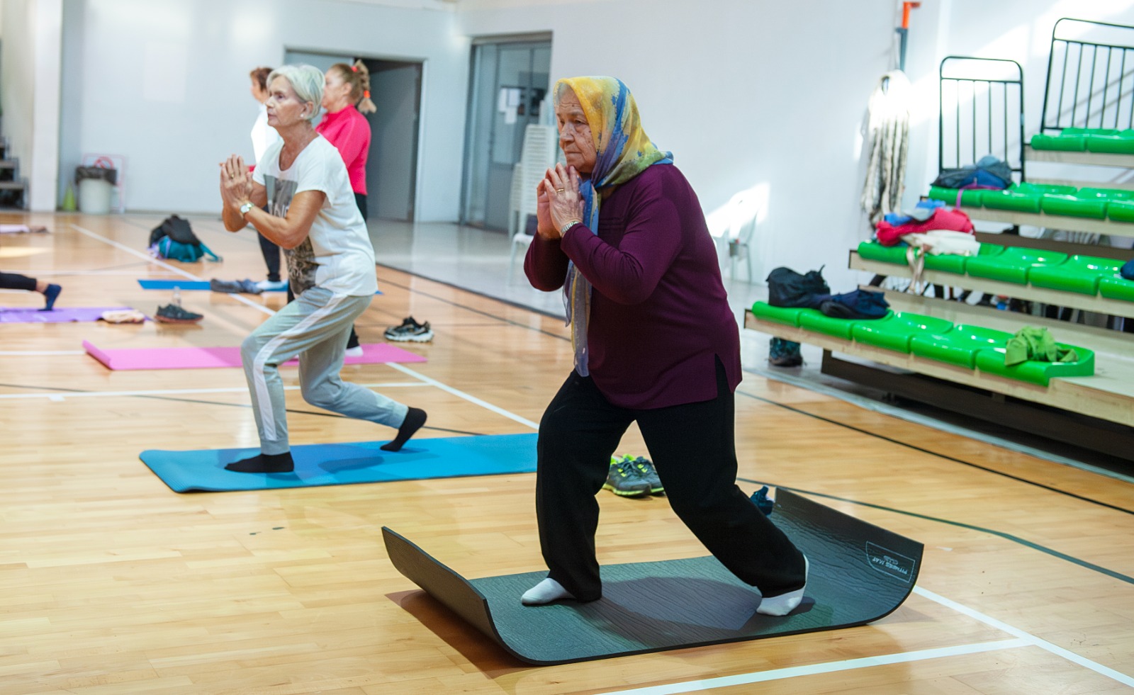 Karşıyaka Belediyesi, sabah sporu etkinliklerini kış döneminde spor salonlarında sürdürüyor.