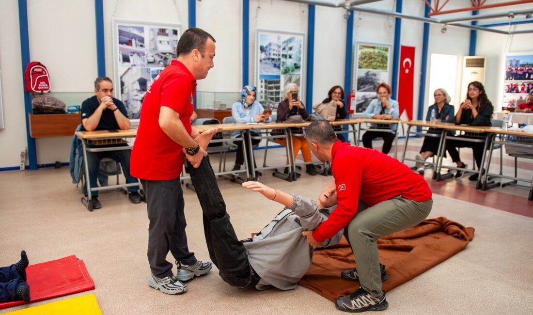 Karşıyaka Belediyesi, Afet Gönüllüleri projesinde ikinci dönem kayıtlarını başlattı. Başkan