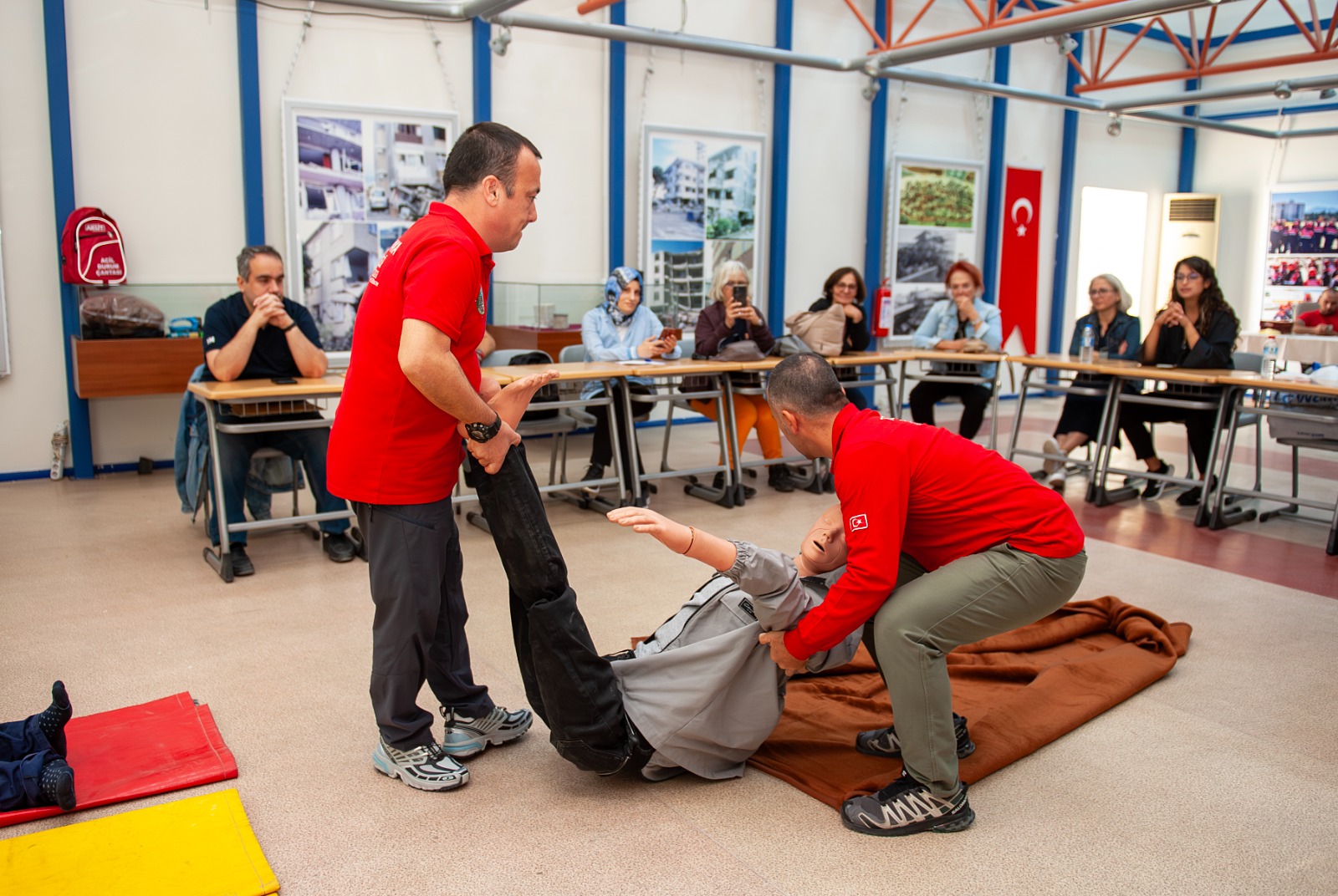 Karşıyaka Belediyesi, Afet Gönüllüleri projesinde ikinci dönem kayıtlarını başlattı. Başkan