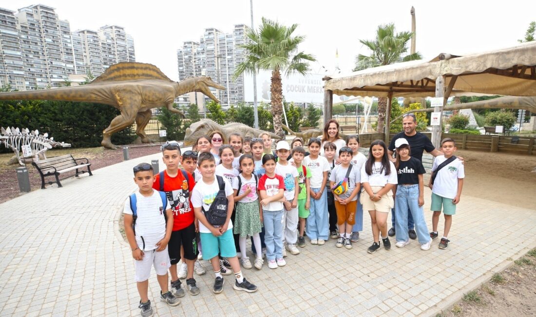 Karşıyaka Belediyesi’nin kapsamlı yenileme çalışmalarıyla modern bir görünüme kavuşan Evrensel