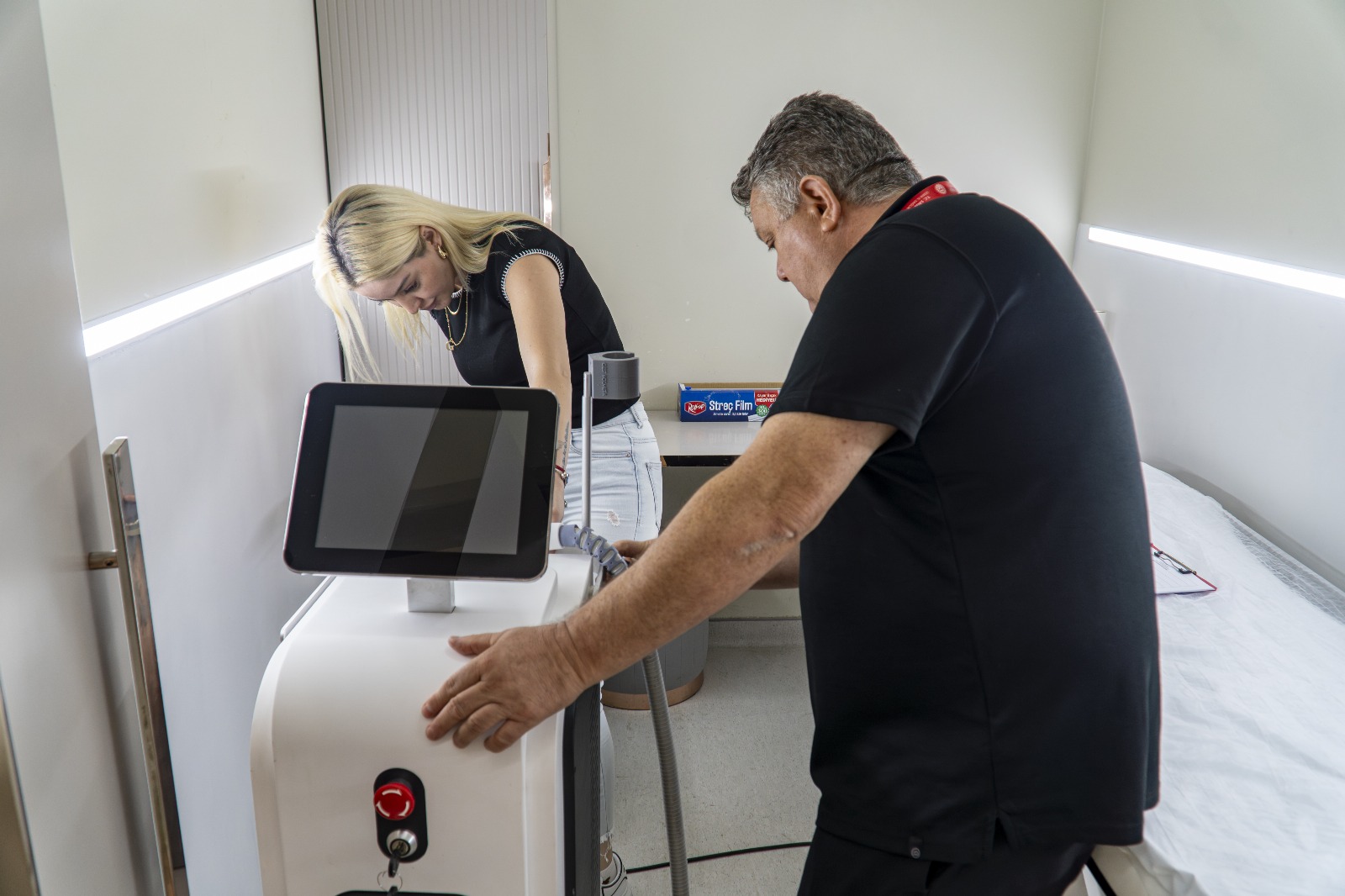 Karşıyaka’da 139 güzellik salonu denetlendi. 13 işletme geçici olarak kapatıldı,