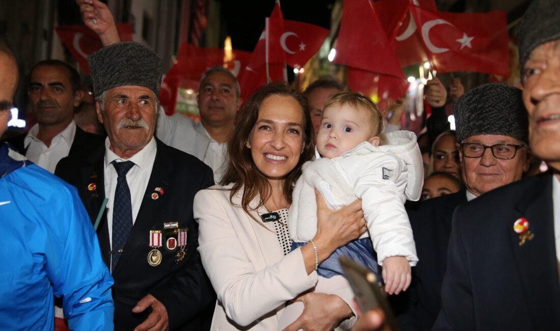 Karşıyaka Cumhuriyet coşkusuyla tek yürek oldu: 1500 kişiyle dev Atatürk silüeti Karşıyaka’da 29 Ekim coşkusu doruğa çıktı. 1500 kişi el ele