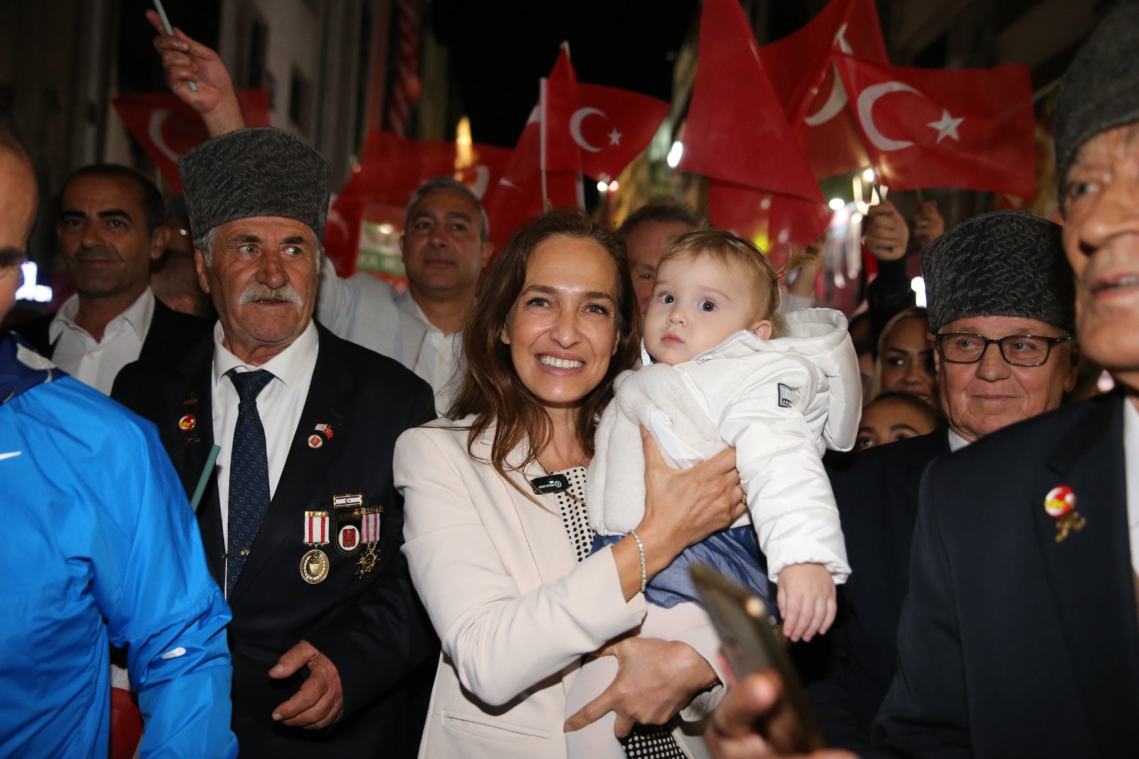 Karşıyaka’da 29 Ekim coşkusu doruğa çıktı. 1500 kişi el ele