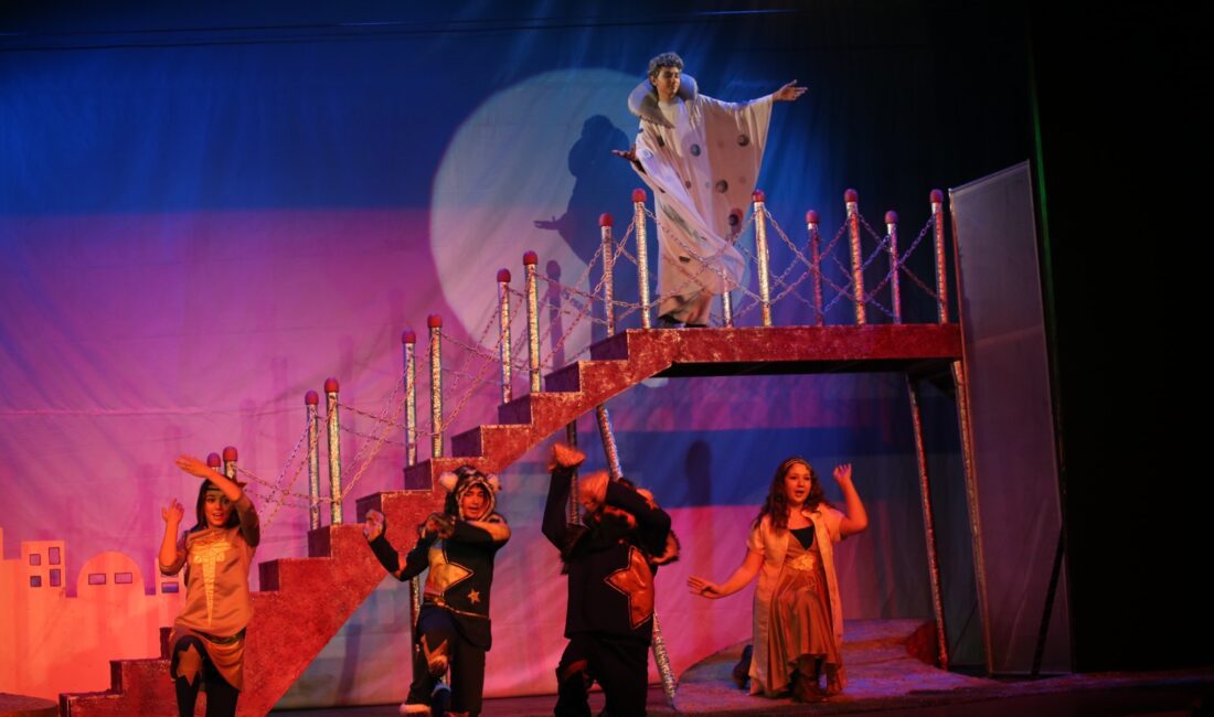 Karşıyaka Belediye Tiyatrosu, 4 Ekim’de ‘Batakhane Güzeli’ ile sezonu açıyor.