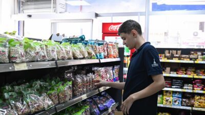 İzmir Büyükşehir Belediyesi’nin Destekli İstihdam Ofisi, iki otizmli gencin İZMAR