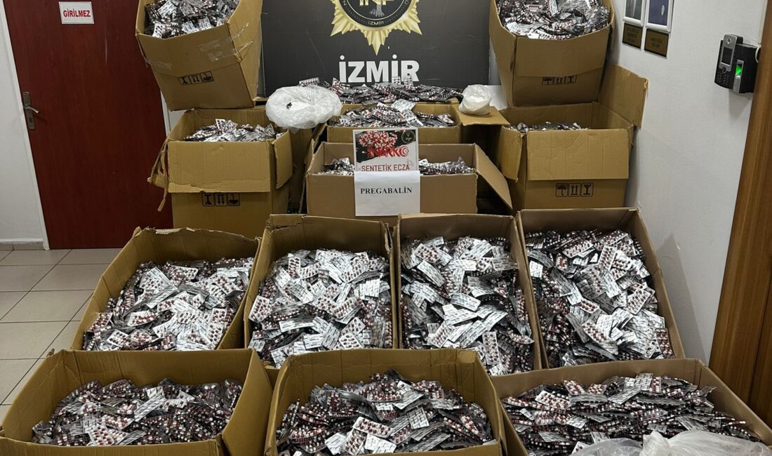 İzmir Polisi’nden Tarihi Başarı: Karabağlar’da Tek Seferde Rekor Uyuşturucu Yakalandı! 881.800 Adet Sentetik Ecza Ele Geçirildi İzmir Narkotik Polisi, Karabağlar'da sokak satıcılarına dağıtılmaya hazırlanan 881.800 adet