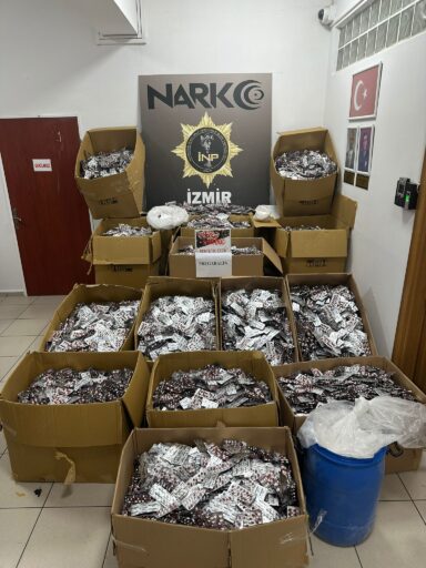 İzmir Narkotik Polisi, Karabağlar'da sokak satıcılarına dağıtılmaya hazırlanan 881.800 adet