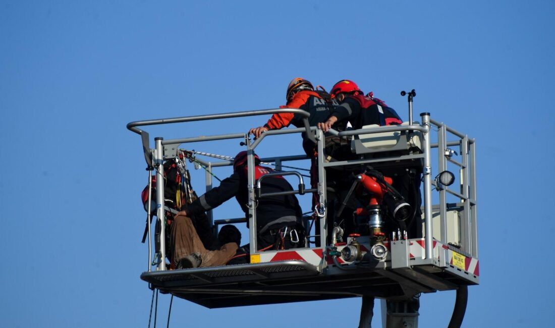 Bornova’da fabrikada mahsur kalan iki işçi, İzmir İtfaiyesi’nin 90 metrelik