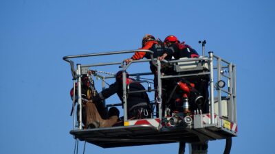 Bornova’da fabrikada mahsur kalan iki işçi, İzmir İtfaiyesi’nin 90 metrelik