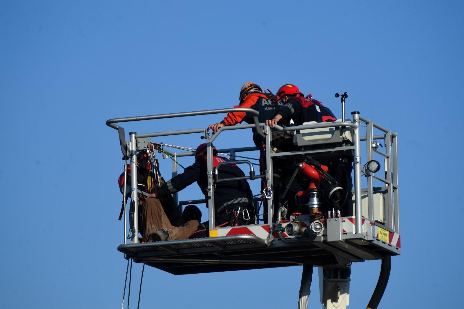 Bornova’da fabrikada mahsur kalan iki işçi, İzmir İtfaiyesi’nin 90 metrelik