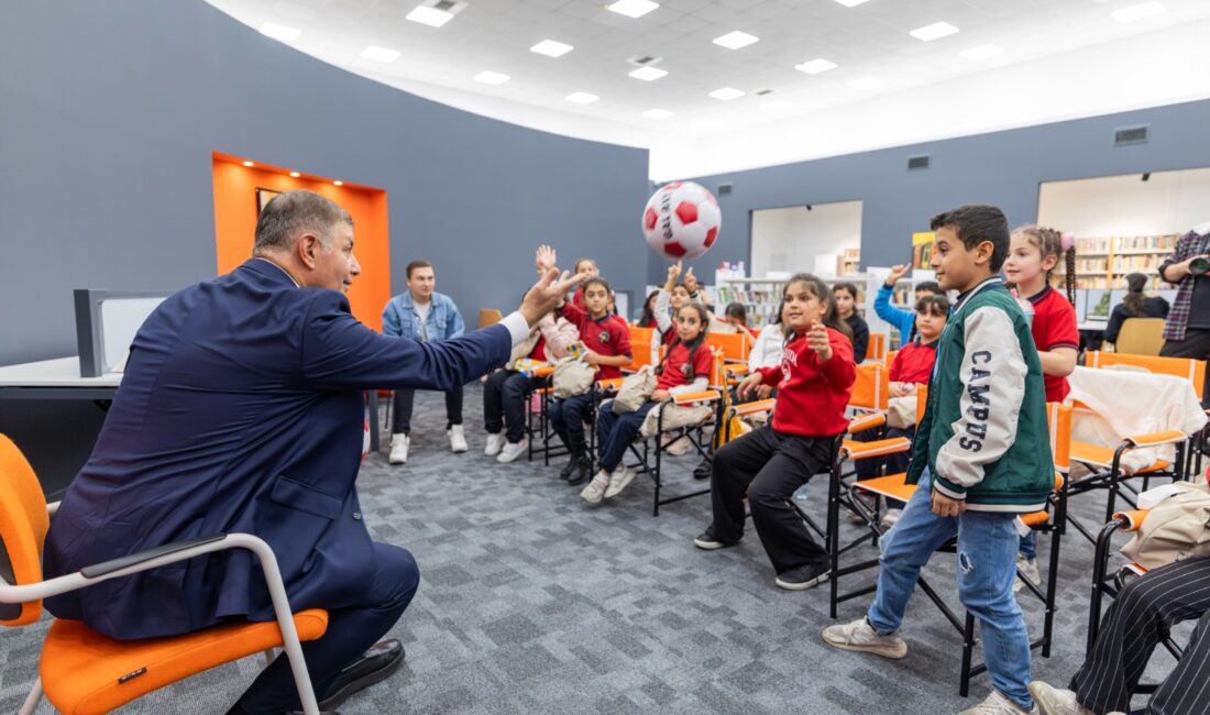 Başkan Tugay’dan Anlamlı Buluşma: Kadifekaleli Çocuklara “Perili Köşk” Okudu İzmir Büyükşehir Belediye Başkanı Dr. Cemil Tugay, İlber Ortaylı Kütüphanesi’nde