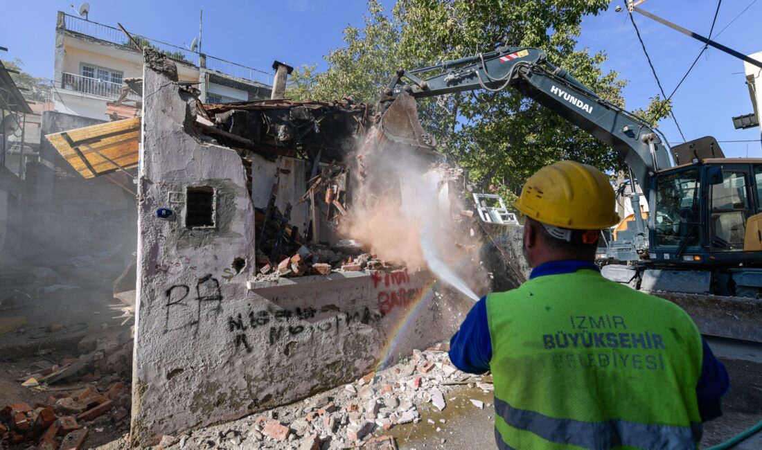 İzmir Büyükşehir Belediyesi, Ballıkuyu’daki metruk yapıları yıkıyor. İlk etapta iki