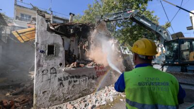 İzmir Büyükşehir Belediyesi, Ballıkuyu’daki metruk yapıları yıkıyor. İlk etapta iki