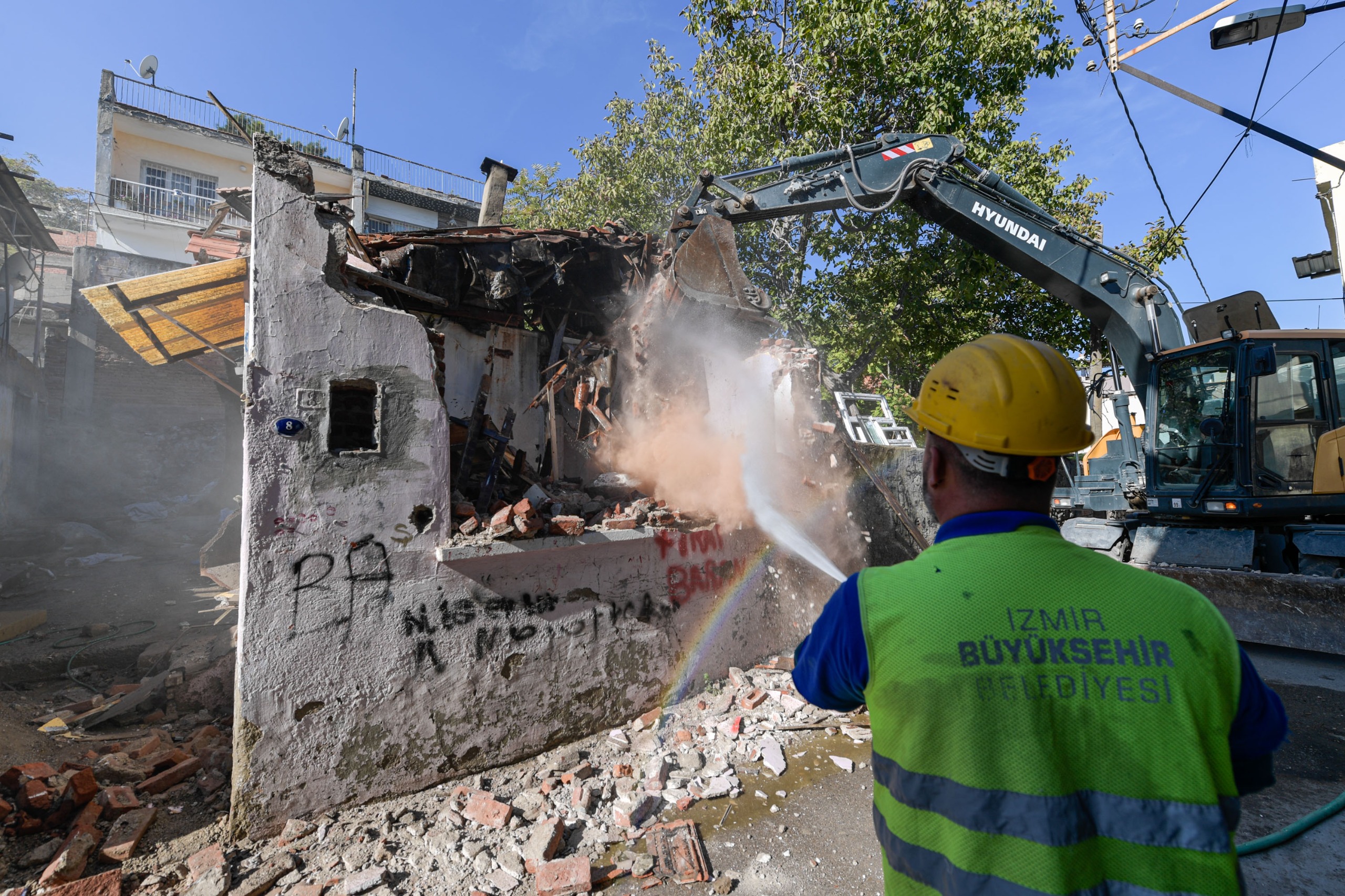 İzmir Büyükşehir Belediyesi, Ballıkuyu’daki metruk yapıları yıkıyor. İlk etapta iki