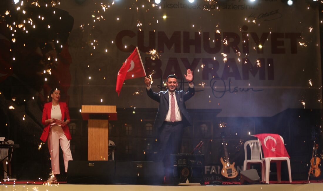 Bayraklı’da 29 Ekim Cumhuriyet Bayramı 102. Yıl Coşkusuyla Kutlandı Bayraklı’da 29 Ekim Cumhuriyet Bayramı’nın 102. yılı kortej yürüyüşü, konserler