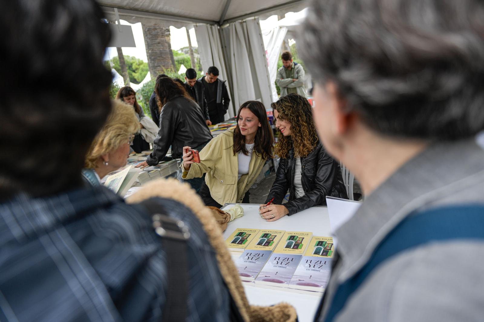 6. İzmir Kitap Fuarı Kültürpark’ta başladı. Başkan Cemil Tugay, “Askıda