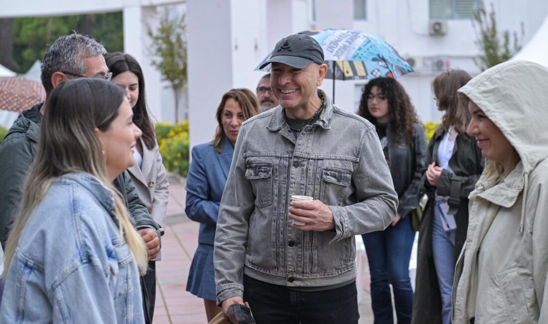 Demir Demirkan, İzmir Kitap Fuarı’nda “Zamanda Saklı” kitabıyla edebiyatseverlerle buluştu Demir Demirkan, İzmir Kitap Fuarı’nda “Zamanda Saklı” kitabının yazım sürecini