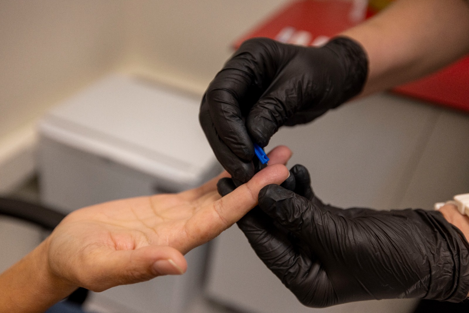 İzmir Büyükşehir Belediyesi, kimliksiz ve ücretsiz HIV, Hepatit ve sifiliz