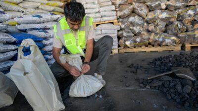 İzmir Büyükşehir Belediyesi, 238 kömür satış deposunu 700 kez denetledi.