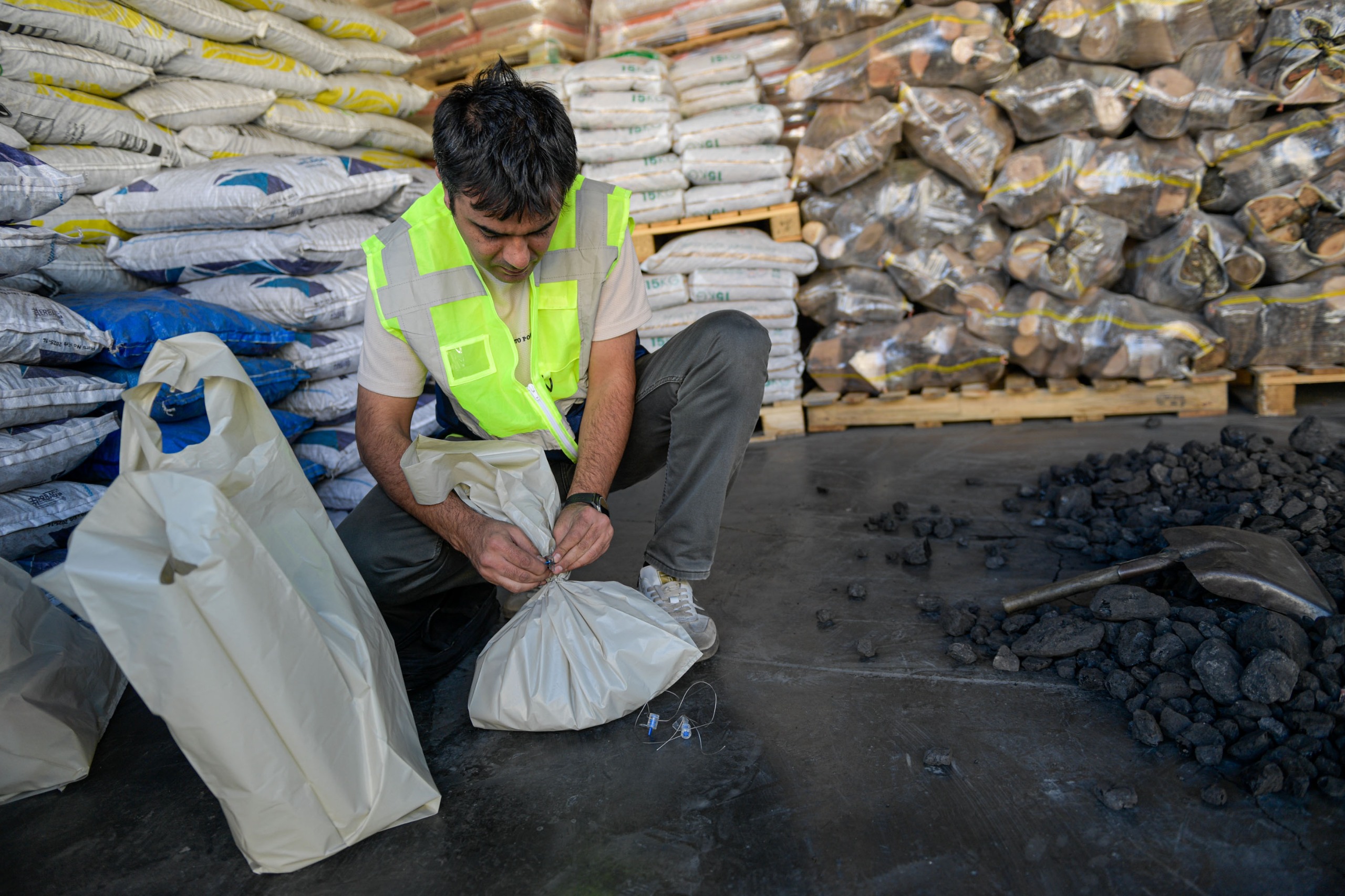 İzmir Büyükşehir Belediyesi, 238 kömür satış deposunu 700 kez denetledi.