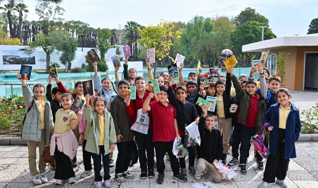 İZKİTAP - 6. İzmir Kitap Fuarı, kitapların yanı sıra Atatürk