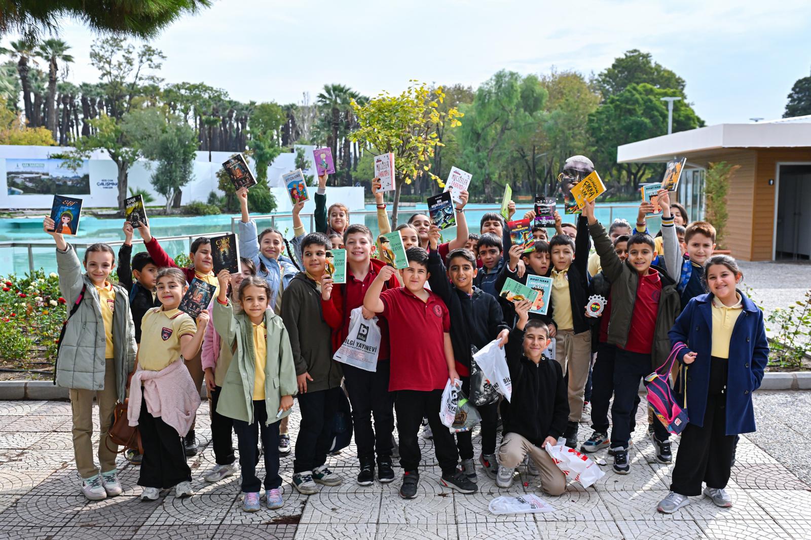 İZKİTAP - 6. İzmir Kitap Fuarı, kitapların yanı sıra Atatürk