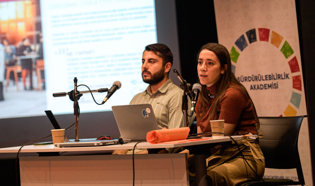 İZSA ile Sürdürülebilirlik Ağı İlçelere Yayılıyor: İzmir Modeli Güçleniyor İzmir Büyükşehir Belediyesi, İZSA ile ilçelerde sürdürülebilirlik ağını genişletiyor. İzmir