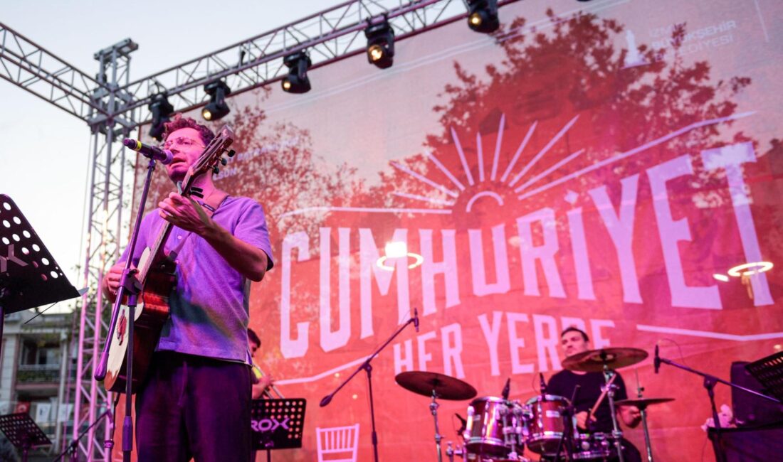 İzmir Büyükşehir Belediyesi’nin “Cumhuriyet Her Yerde” etkinlikleri Torbalı’da başladı. 29