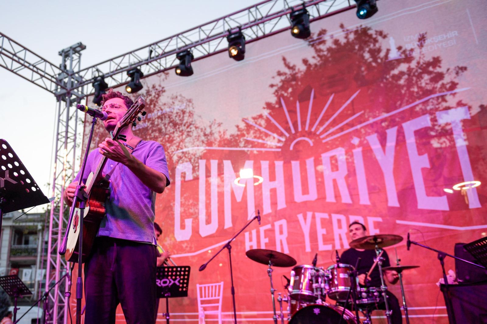 İzmir Büyükşehir Belediyesi’nin “Cumhuriyet Her Yerde” etkinlikleri Torbalı’da başladı. 29