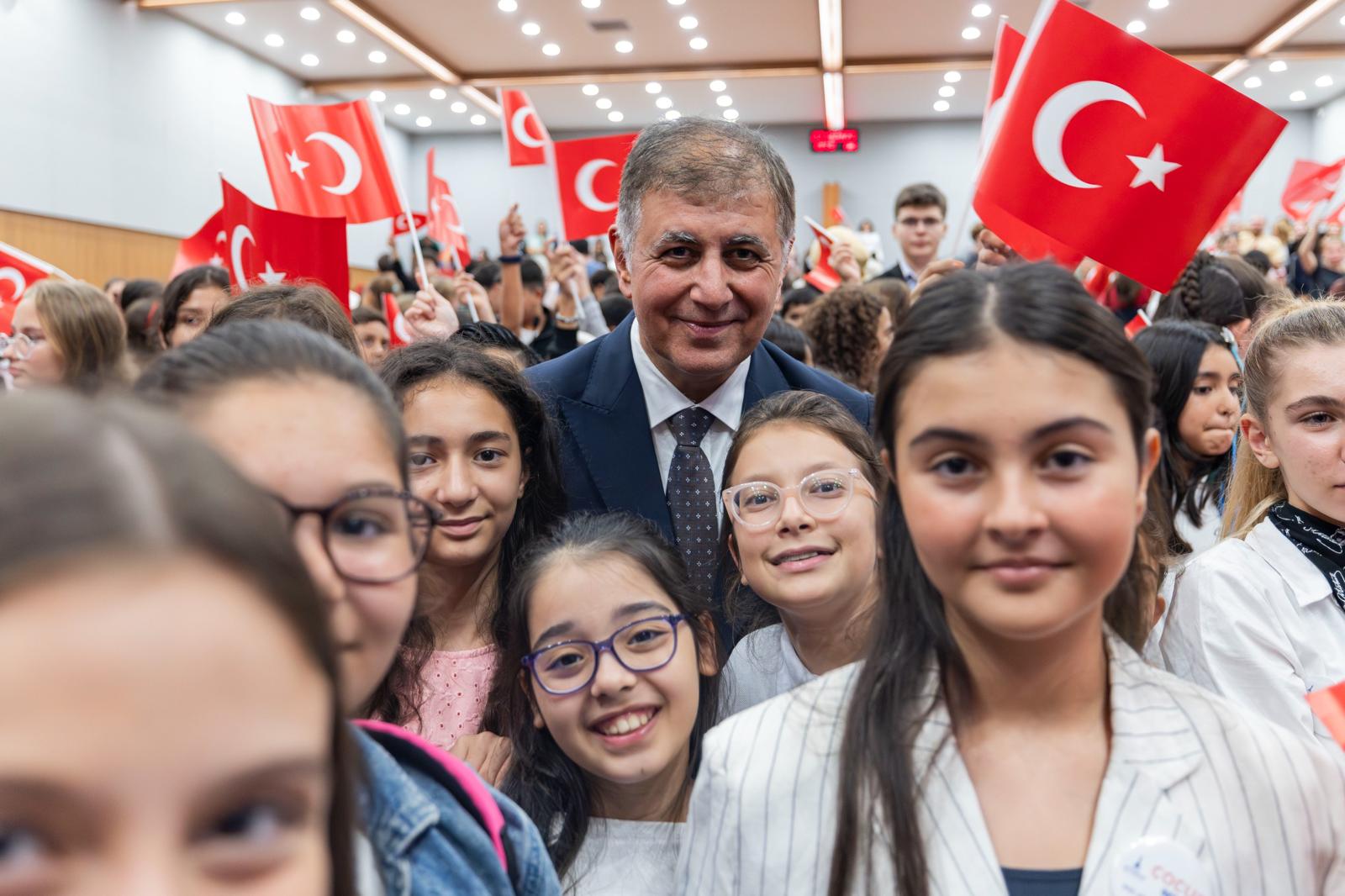 Başkan Cemil Tugay, 29 Ekim Cumhuriyet Bayramı’nda gençlerle ve çocuklarla