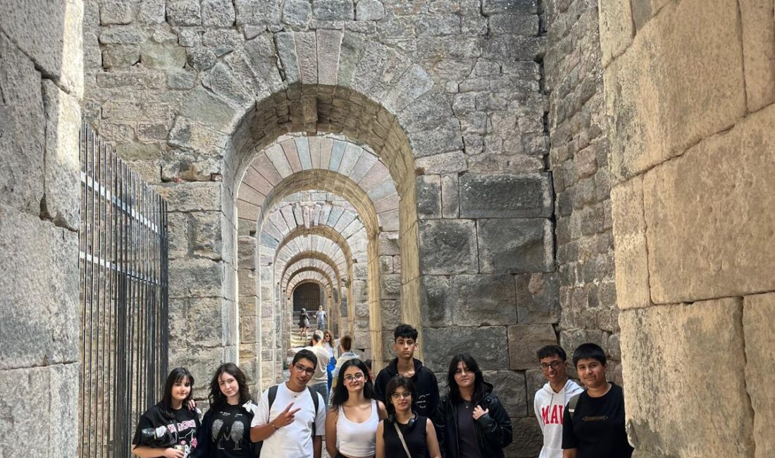 Pergamon Antik Kenti’nde Öğrenciler İngilizce Becerilerini Geliştirdi! Çiğli Dil Destek Merkezi öğrencileri, Pergamon Antik Kenti’nde İngilizce konuşma