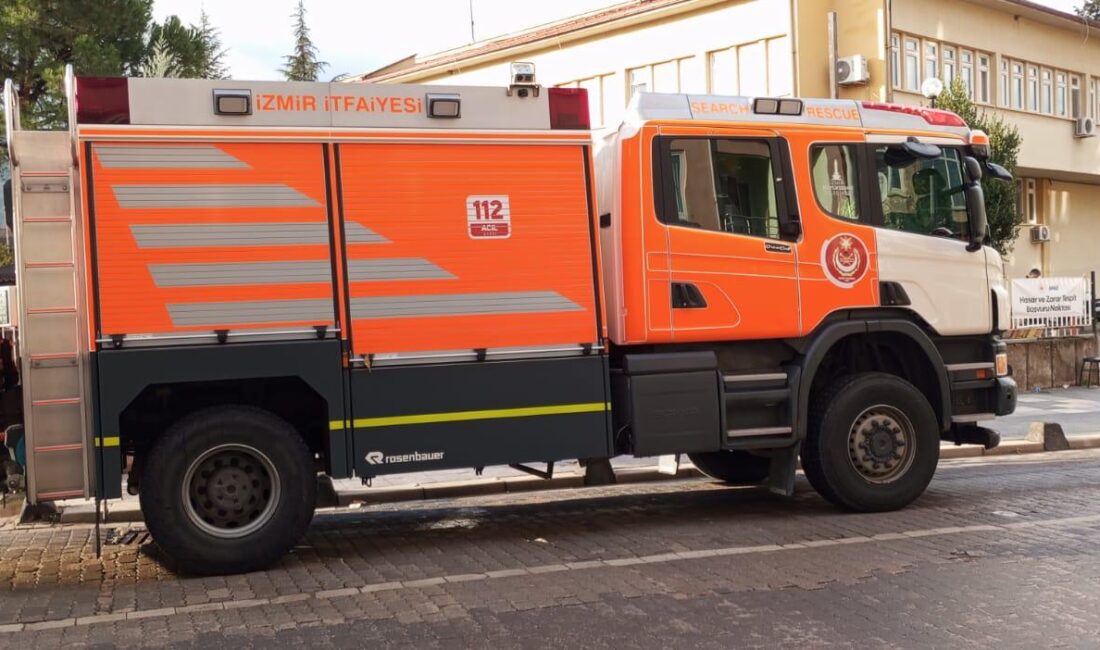 İzmir Büyükşehir Belediyesi İtfaiyesi, Sındırgı’daki 6.1 büyüklüğündeki depremin ardından bölgeye