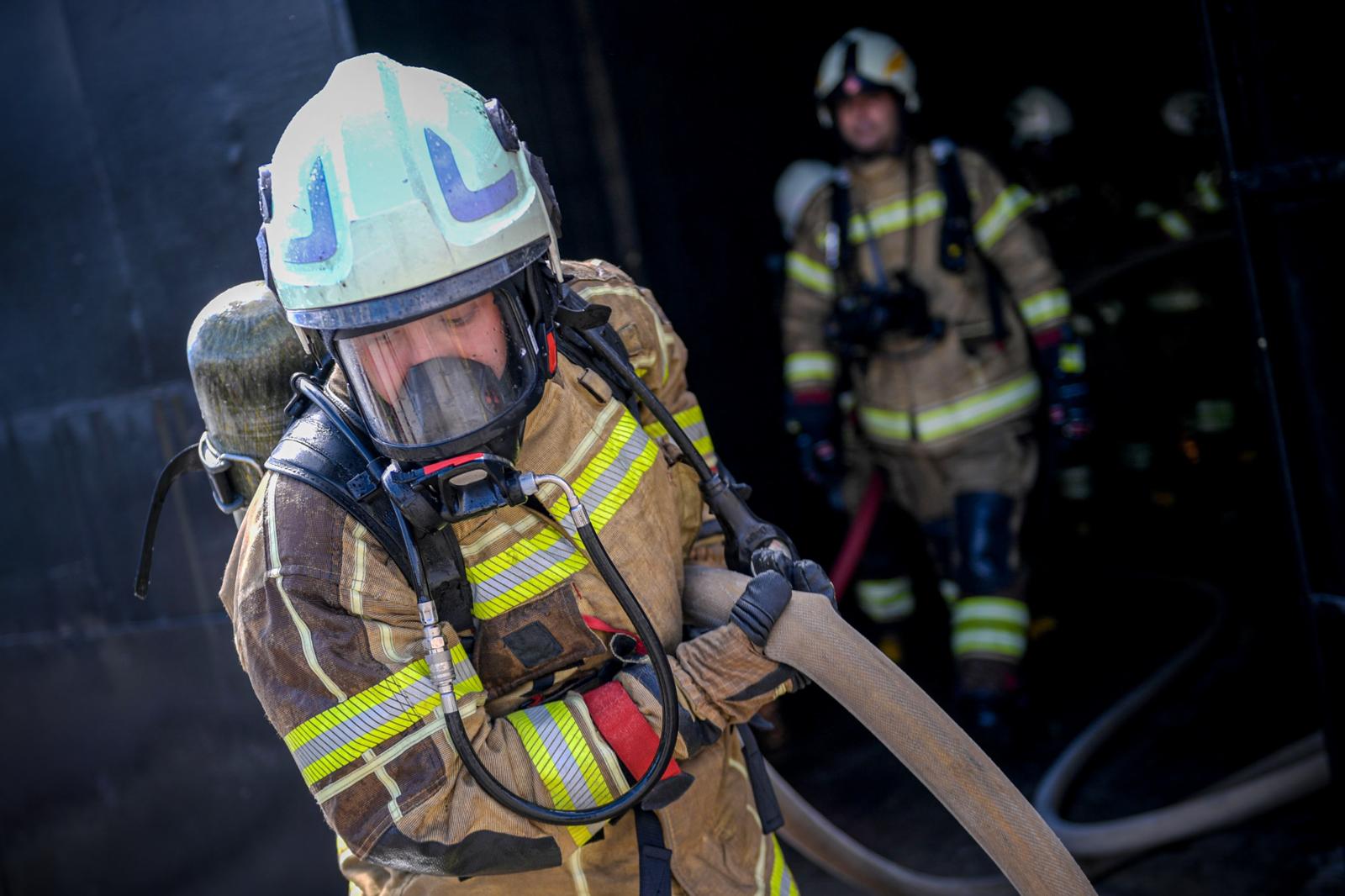 İzmir Büyükşehir Belediyesi bünyesinde göreve başlayan 154 yeni itfaiyeci, 8
