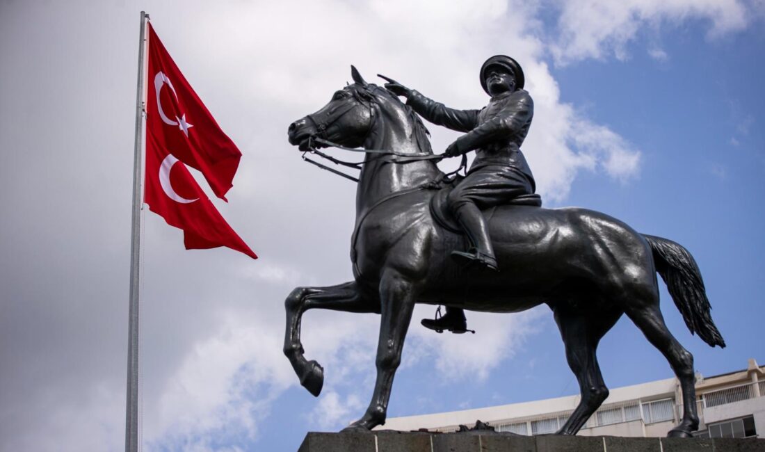 İzmir’de Cumhuriyet Bayramı Kutlamaları Başladı: Başkan Tugay Törende! İzmir’de 29 Ekim Cumhuriyet Bayramı kutlamaları Cumhuriyet Meydanı’ndaki çelenk töreniyle