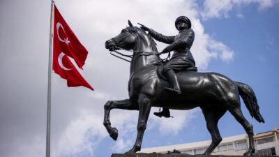 İzmir’de 29 Ekim Cumhuriyet Bayramı kutlamaları Cumhuriyet Meydanı’ndaki çelenk töreniyle