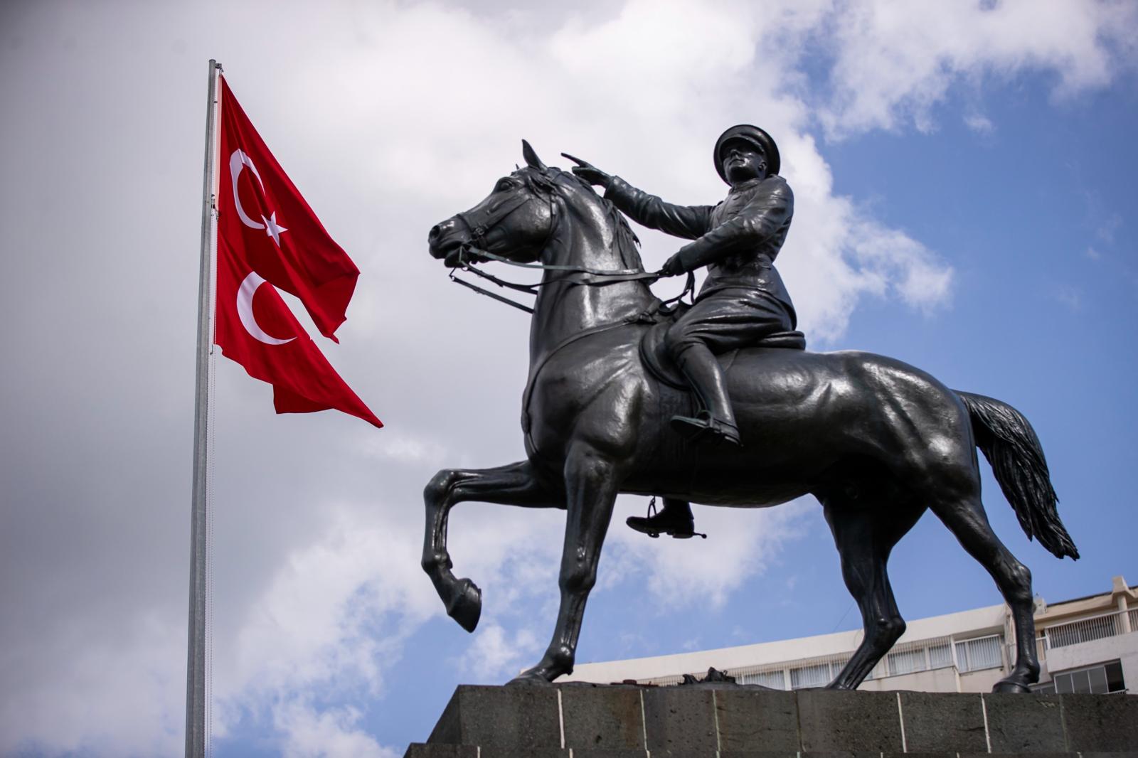 İzmir’de 29 Ekim Cumhuriyet Bayramı kutlamaları Cumhuriyet Meydanı’ndaki çelenk töreniyle