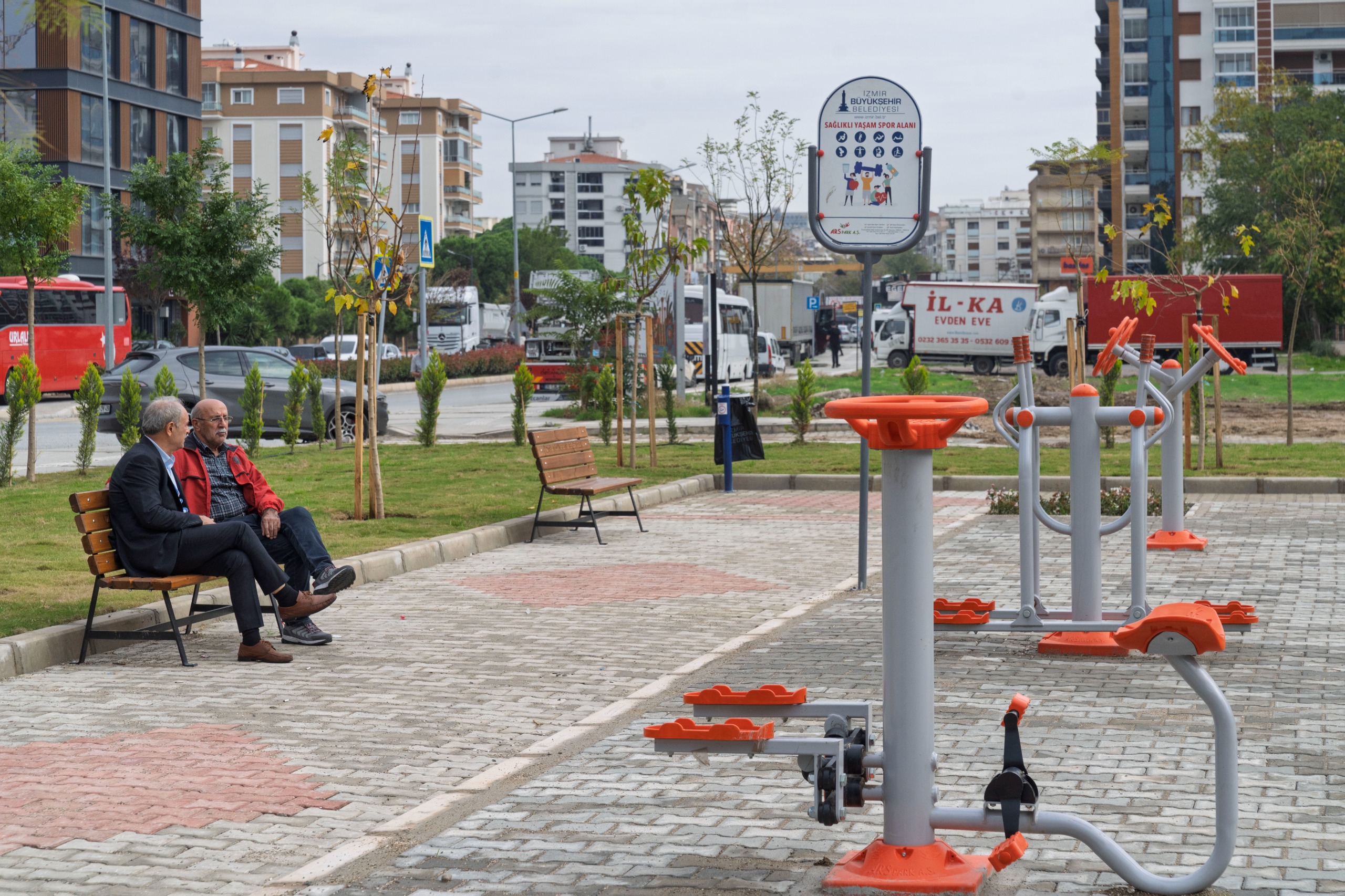 İzmir Büyükşehir Belediyesi, Bayraklı Soğukkuyu’da atıl alanı parka dönüştürdü. Mahalle